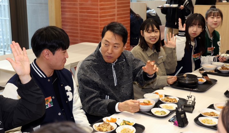 오세훈 서울시장이 24일 오후 서울 동작구 숭실대학교에서 학생들과 식사를 하며 '서울 청년정책 꿀팁버스'에 관한 대화를 나누고 있다. '서울 청년정책 꿀팁버스'는 어떤 정책이 있는지 몰라 혜택을 받지 못하는 일이 없도록 청년 생활 접점으로 찾아가 청년정책 정보를 제공·상담하기 위한 현장 소통 프로그램이다. 2026.3.24 ⓒ 뉴스1 황기선 기자