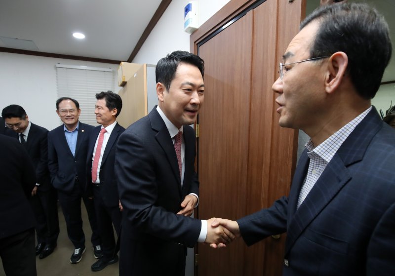 장동혁(왼쪽) 국민의힘 대표가 22일 오전 대구 수성구 국민의힘 대구시당에서 열린 간담회에 참석해 주호영 의원과 인사 나누고 있다. 2026.3.22 ⓒ 뉴스1 공정식 기자