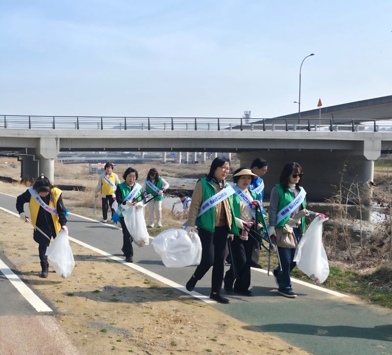 용인시 유림1동, 경안천 일대 '새봄맞이 대청소'…쾌적한 생활환경 조성
