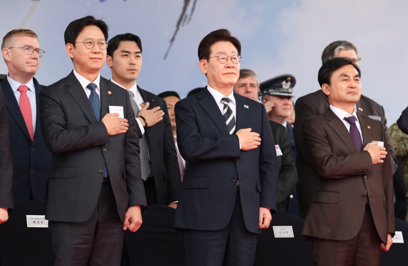 이재명 대통령이 25일 경남 사천 한국항공우주산업(KAI)에서 열린 KF21 양산 1호기 출고식에서 국민의례를 하고 있다. 청와대통신사진기자단