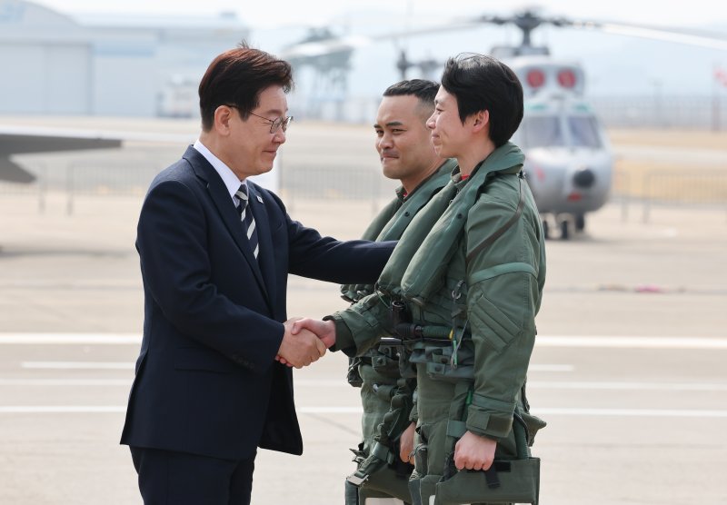 이재명 대통령이 25일 경남 사천 한국항공우주산업(KAI)에서 열린 KF-21 양산 1호기 출고식에서 조종사들을 격려하고 있다. 청와대통신사진기자단