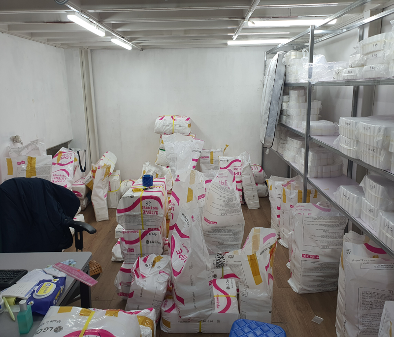 지난 24일 종로구 비닐 가공업체를 운영하는 김강준씨(35)는 사무실에 쌓인 롤 비닐 재고들을 가르키며 "평소라면 천장까지 가득 채울 롤 비닐들이 지금은 바닥이 훤히 보일 정도다"고 말했다. 사진=최승한 기자