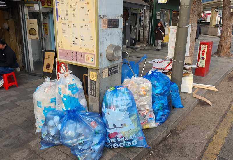 지난 24일 서울 종로구 광장시장 입구 도로에 쓰레기가 담긴 종량제 봉투들이 놓여있다. 사진=최승한 기자