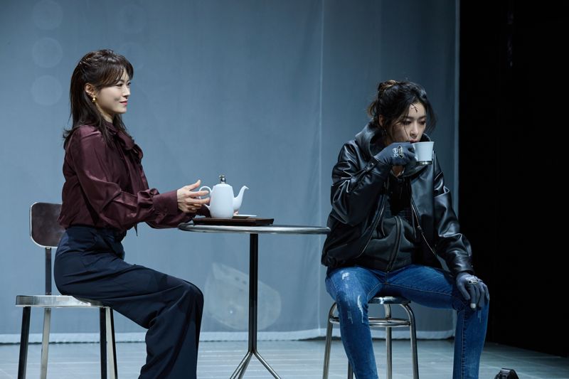 연극 <더 와스프> 이경미(왼쪽)와 정우연. /사진=(주)해븐프로덕션 제공