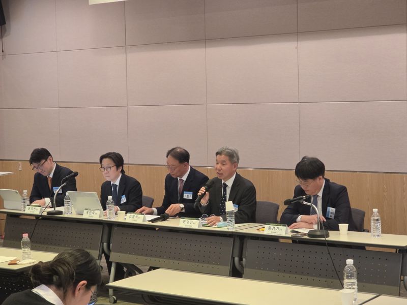 25일 서울 여의도 FKI 컨퍼런스센터 가넷홀에서 열린 ‘한국헌법학회 2026년 제1회 이슈진단 세미나’에서 문의빈 국민대 법학과 교수(왼쪽부터), 황성기 한양대 법학전문대학원 교수, 김명식 조선대 공공인재법무학과 교수, 이영진 성균관대 법학전문대학원 석좌교수, 황성기 한양대 법학전문대학원 교수가 종합토론을 진행하고 있다. 사진=임상혁 기자