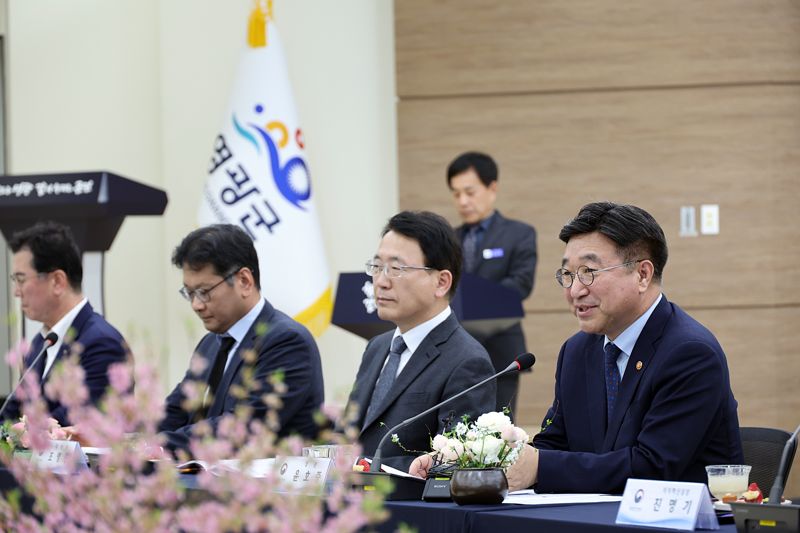 윤호중 행정안전부 장관이 25일 오후 전남 영광군청을 방문하여 통합돌봄 사업 준비상황 점검 등 업무관계자들과의 간담회를 가진 뒤 기념촬영을 하고 있다. 행안부 제공