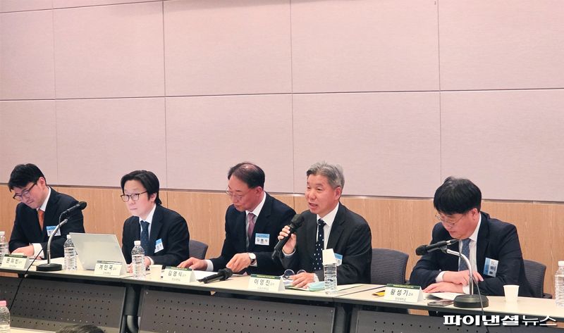 25일 서울 여의도 FKI 컨퍼런스센터 가넷홀에서 열린 ‘한국헌법학회 2026년 제1회 이슈진단 세미나’에서 문의빈 국민대 법학과 교수(왼쪽부터), 황성기 한양대 법학전문대학원 교수, 김명식 조선대 공공인재법무학과 교수, 이영진 성균관대 법학전문대학원 석좌교수, 황성기 한양대 법학전문대학원 교수가 종합토론을 진행하고 있다. 사진=임상혁 기자