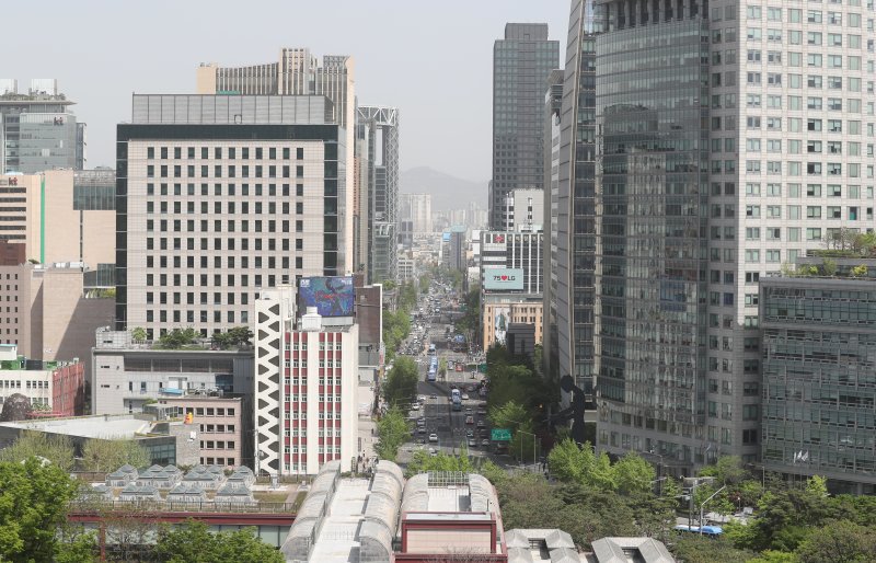 [서울=뉴시스] 고승민 기자 = 서울시교육청에서 바라본 광화문사거리와 종로 일대 도심. 2022.04.27. kkssmm99@newsis.com