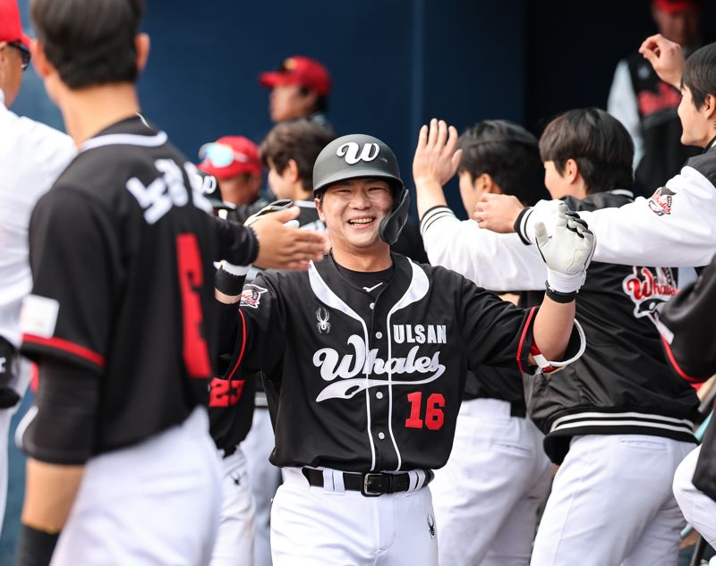 울산웨일즈 김수인이 25일 열린 NC와의 경기에서 팀의 첫 홈런을 쏘아 올린 뒤 팀 동료들로부터 축하를 받고 있다. 김수인의 이날 3점 홈런은 승패의 향방을 갈랐다. 울산웨일즈 제공