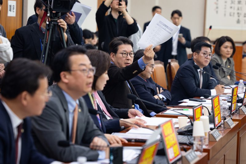 신동욱 국민의힘 의원이 25일 서울 여의도 국회에서 열린 제433회 국회(임시회) 윤석열 정권 정치검찰 조작기소 의혹 사건 진상규명 국정조사특별위원회 제2차 전체회의에서 의사진행에 항의하고 있다. 2026.3.25 ⓒ 뉴스1 유승관 기자