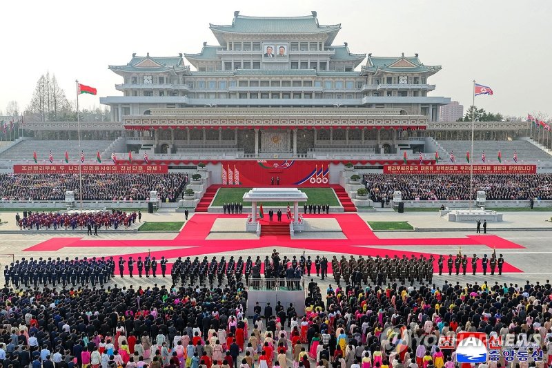 북한이 지난 25일 처음 방북한 알렉산드르 루카셴코 대통령을 위한 환영행사를 갖고 있다. 연합뉴스