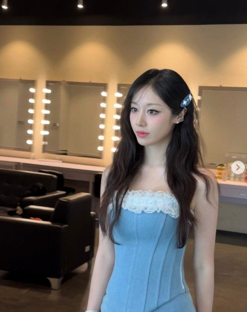 지연, 한줌 허리 드러낸 튜브톱 원피스…군살 없는 완벽 슬림핏