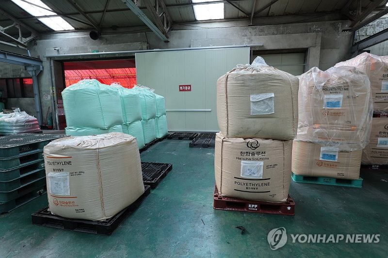 쌓여있어야 할 원료, 비어가는 창고 (출처=연합뉴스)