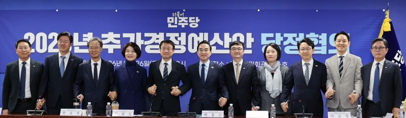 한병도 더불어민주당 원내대표가 26일 서울 여의도 국회 의원회관에서 열린 2026년 추가경정예산안 당정협의회에서 박홍근 기획예산처 장관을 비롯한 참석자들과 기념촬영하고 있다. 사진=서동일 기자