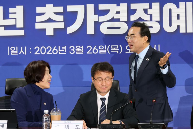 박홍근 초대 기획예산처 장관이 26일 서울 여의도 국회 의원회관에서 열린 2026년 추가경정예산안 당정협의회에서 기념촬영 후 자리롤 돌아가며 더불어민주당 한정애 정책위의장과 밝은 표정으로 대화하고 있다. 사진=서동일 기자