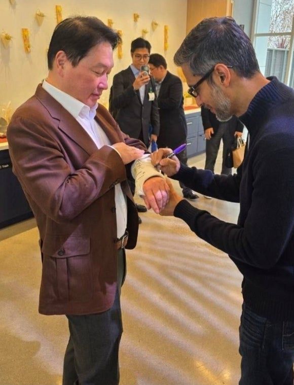 최태원 SK그룹 회장의 손목 깁스에 순다르 피차이 구글 CEO가 응원 메시지를 남기는 모습 / 사진=최태원 회장 SNS