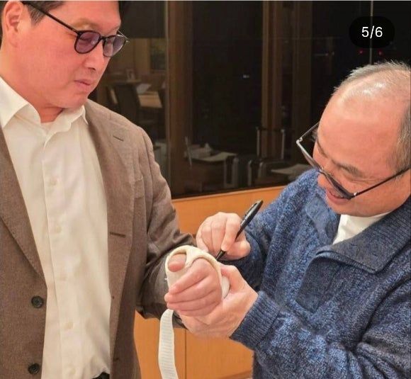 최태원 SK그룹 회장의 손목 깁스에 손정의 소프트뱅크그룹 회장이 응원 메시지를 남기는 모습 /사진=최태원 회장 SNS