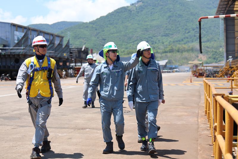 HD현대 정기선 회장이 24일 베트남 칸호와성에 위치한 HD현대베트남조선을 찾아 현장 설비와 안전 시설물을 점검하고 있다. HD현대 제공