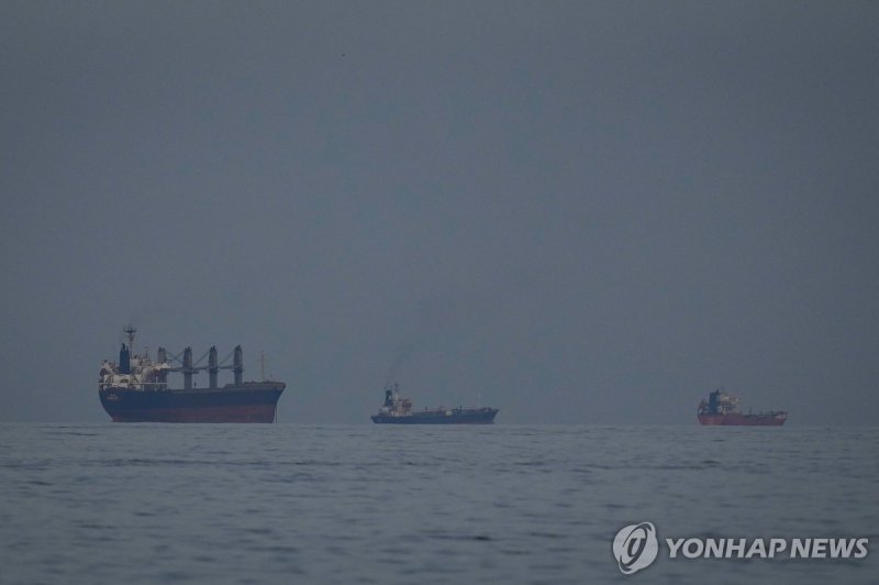 호르무즈 해협 근처에 대기 중인 유조선들 (출처=연합뉴스)