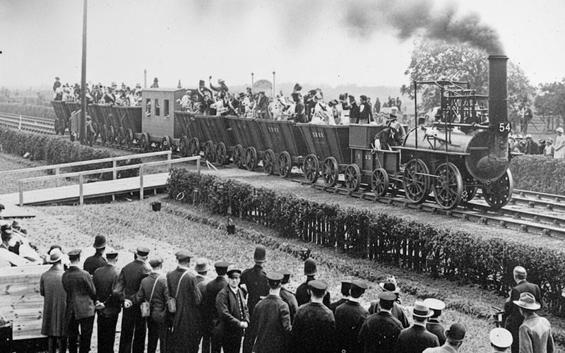 1925년 스톡턴 & 달링턴 철도 창립 100주년 기념식. 외형은 100년 전 초기 증기 기관차의 모습을 하고 있지만, 내부는 소형 가솔린 엔진을 장착해 구동했다. 굴뚝에서 피어오르는 연기는 헝겊을 태워 당시의 느낌을 연출했다.