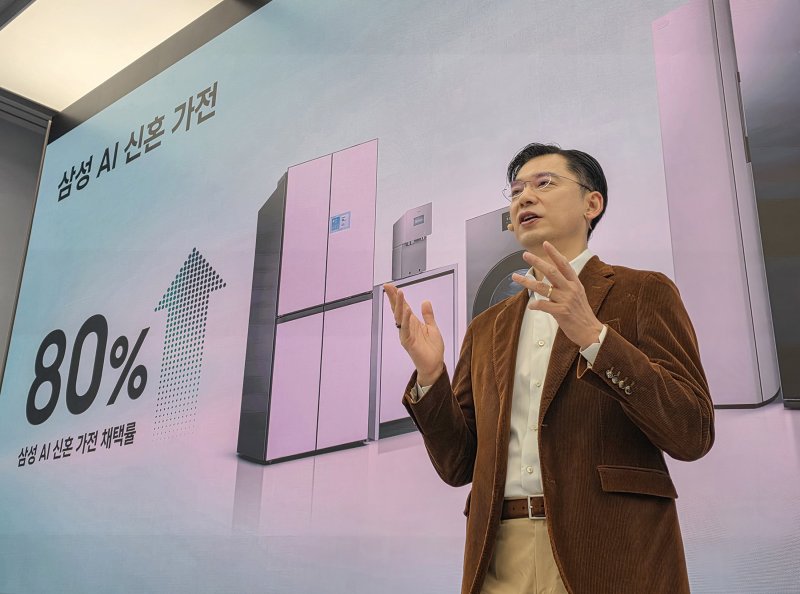삼성전자 한국총괄 임성택 부사장이 '비스포크 AI 콤보' 세탁건조기 출시 행사에서 신혼부부 대상으로 진행되는 프로모션 행사를 소개하고 있다.