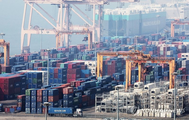 평택항에 쌓여있는 컨테이너 (출처=연합뉴스)