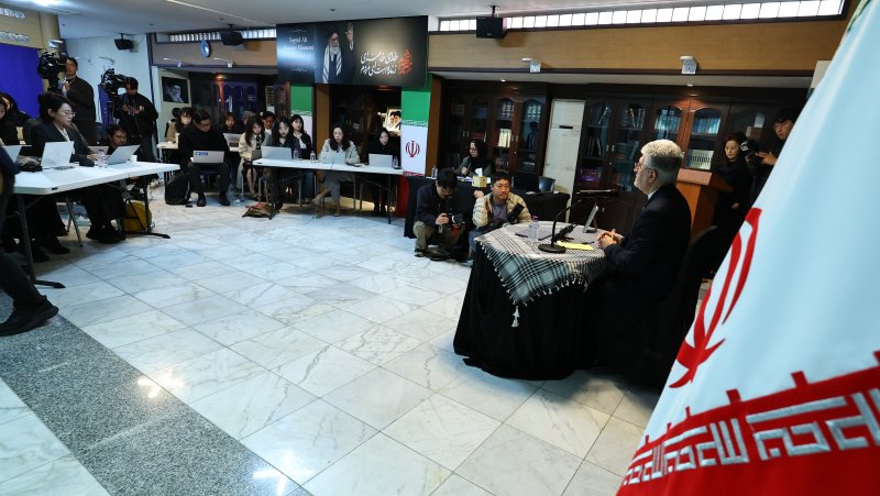 사이드 쿠제치 주한 이란대사가 26일 서울 용산구 주한 이란 대사관에서 긴급기자회견을 하고 있다. 뉴시스