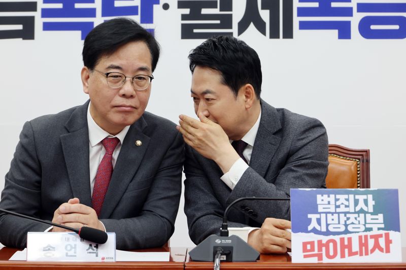 장동혁 국민의힘 대표와 송언석 원내대표가 26일 여의도 국회에서 열린 최고위원회의에서 이야기를 나누고 있다. 사진=박범준 기자