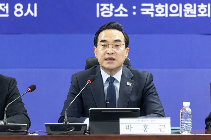 박홍근 기획예산처 장관이 26일 서울 여의도 국회 의원회관에서 열린 2026년 추가경정예산안 당정협의회에서 모두발언하고 있다. 2026.3.26 ⓒ 뉴스1 이승배 기자