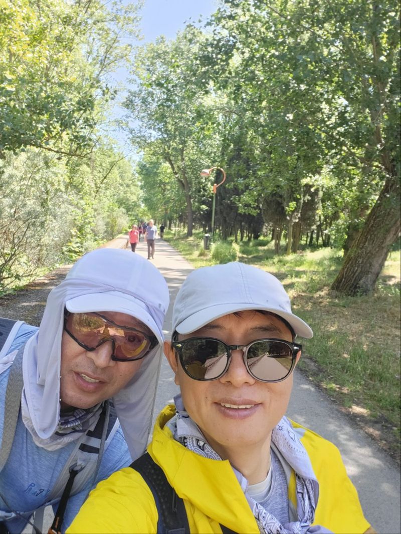 산티아고 순례길을 제안한 김평희 대표(왼쪽)와 함께 /사진=본인 제공