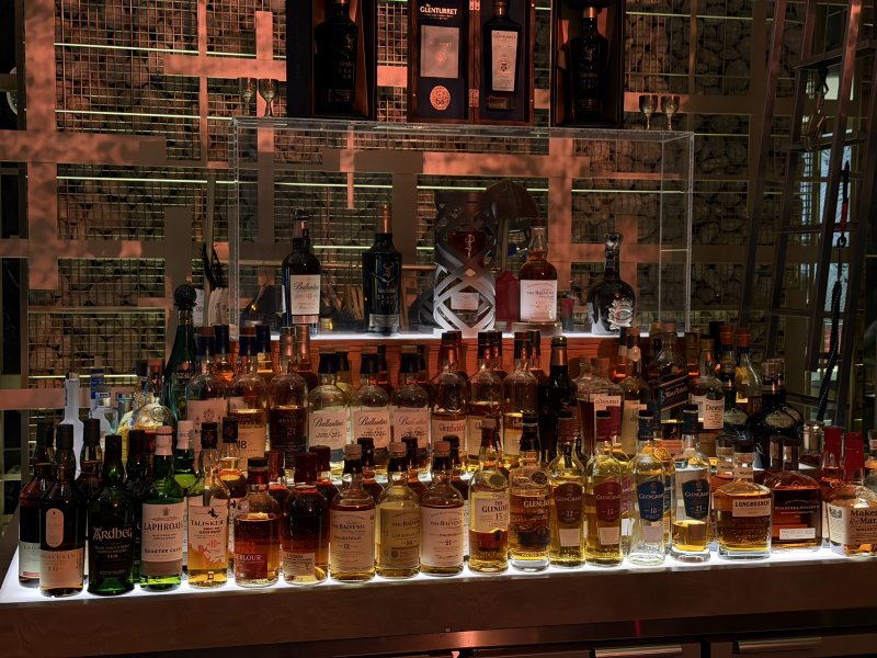 [서울=뉴시스] 김민성 기자 = 시그니엘 서울 '바81'에 전시된 위스키 모습. 2026.01.06. kms@newsis.com. *재판매 및 DB 금지