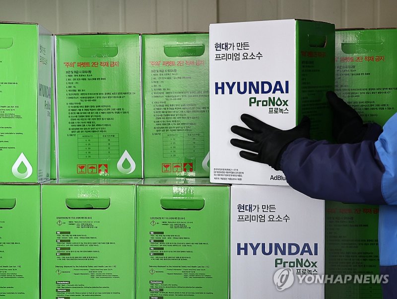 창고에 쌓여 있는 요소수 (출처=연합뉴스)