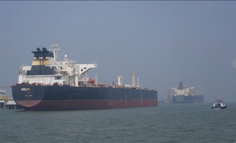 [뭄바이=AP/뉴시스] 사우디아라비아에서 원유를 싣고 호르무즈 해협을 통과한 라이베리아 국적의 유조선 선룽 수에즈 막스호가 12일 인도 뭄바이항에 입항하고 있는 모습이 포착됐다.2026.03.18. *재판매 및 DB 금지