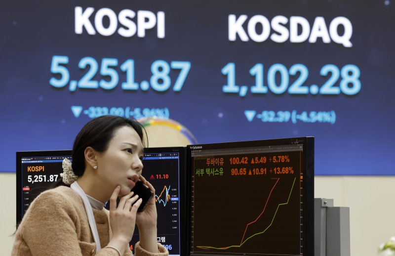 [서울=뉴시스] 김혜진 기자 = 미국과 이스라엘의 이란 공습에 따른 중동 정세 불안 여파로 국제 유가의 기준점 역할을 하는 브렌트유와 서부텍사스산원유(WTI)가 모두 배럴당 100달러를 넘긴 9일 오후 서울 영등포구 한국거래소 전광판에 서부텍사스산중질유(WTI), 브렌트유, 두바이유 선물 가격이 표시되고 있다. 2026.03.09. jini@newsis.com