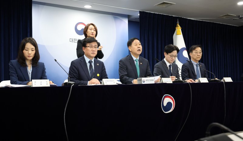 [서울=뉴시스] 김선웅 기자 = 구윤철 부총리 겸 재정경재부 장관이 26일 서울 종로구 정부서울청사에서 관계부처와 합동브리핑을 열고 중동 전쟁에 따른 비상경제 대응방안을 발표하고 있다. 왼쪽부터 김진아 외교부 2차관, 김성환 기후에너지환경부 장관, 구윤철 부총리, 김정관 산업통상부 장관, 김윤덕 국토교통부 장관. 2026.03.26. mangusta@newsis.com