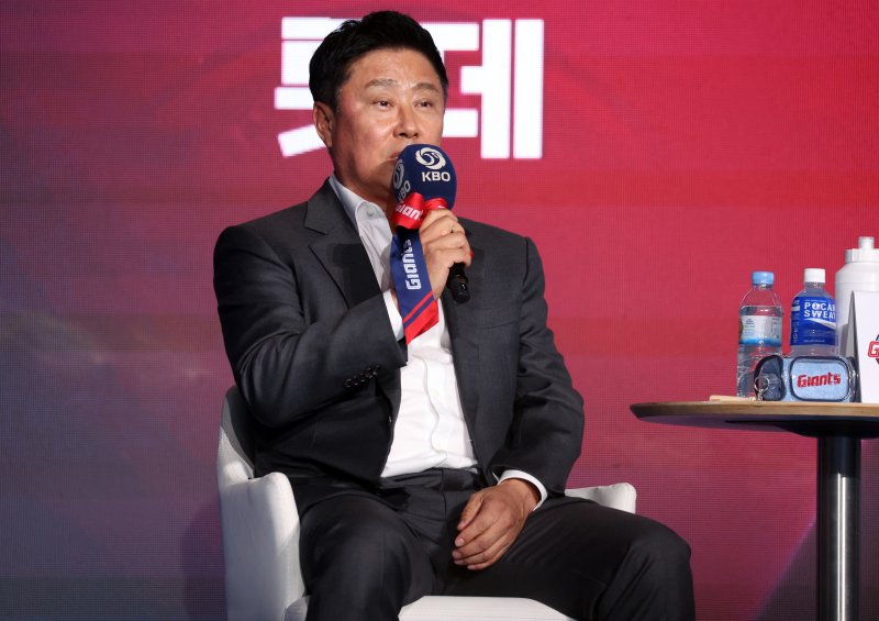 "가을 점퍼? 날씨 쌀쌀하니 당장 사서 입으세요"... 현장 초토화시킨 김태형 감독의 '미친 입담'