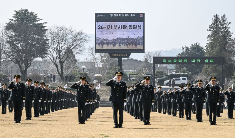26일 전북 익산 육군부사관학교에서 열린 육군 26-1기 신임부사관들이 임관식에서 경례하고 있다. 육군 제공