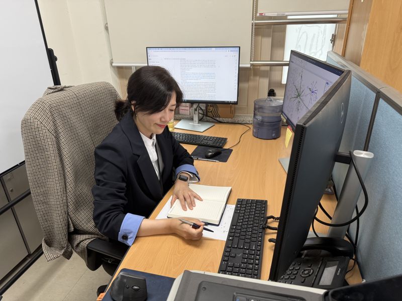 김수미 서울경찰청 광역수사단 반부패수사대 범죄수익추적수사팀장이 업무를 하고 있는 모습. 본인 제공