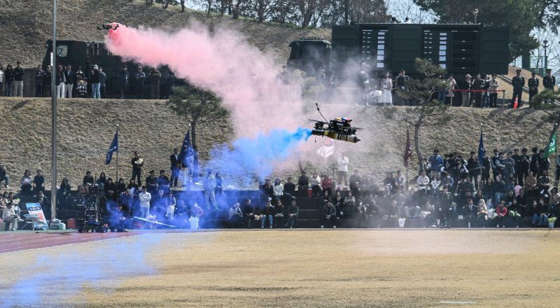 26일 전북 익산 육군부사관학교에서 열린 육군 26-1기 부사관 임관식에서 부사관으로 구성된 드론 전술시범단이 드론 전술시범을 선보이고 있다. 육군 제공