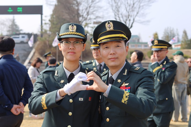 26일 전북 익산 육군부사관학교에서 열린 육군 26-1기 부사관 임관식에서 3대째 부사관의 길을 걷게 된 이혜주 하사가 아버지와 함께 기념 촬영하고 있다. 육군 제공