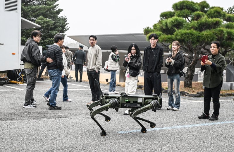 26일 국민과 함께하는 참여형 행사로 진행된 육군 26-1기 부사관 임관식에서 참가자들이 다족형로봇을 관람하고 있다. 육군 제공