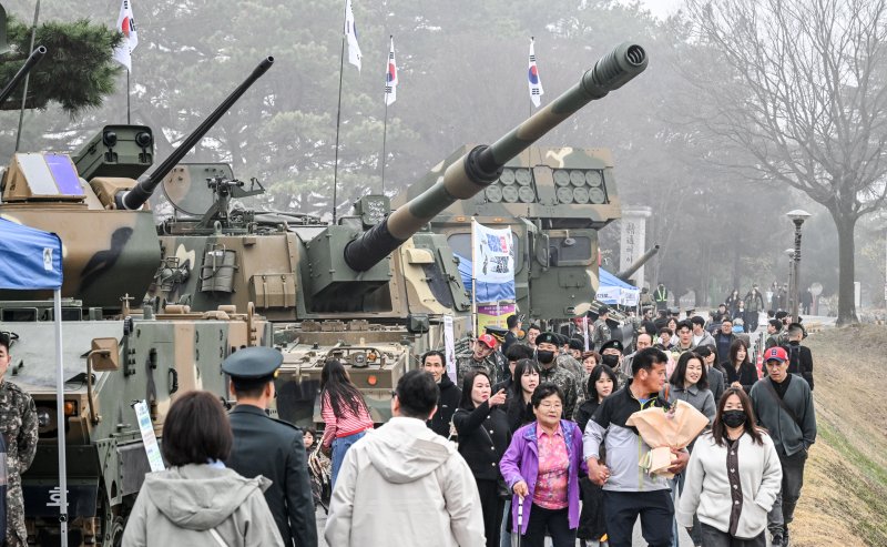 26일 국민과 함께하는 참여형 행사로 진행된 육군 26-1기 부사관 임관식에서 참가자들이 군 장비 전시와 첨단무기체계 소개 등 다양한 체험프로그램에 참여, 관람하고 있다. 육군 제공