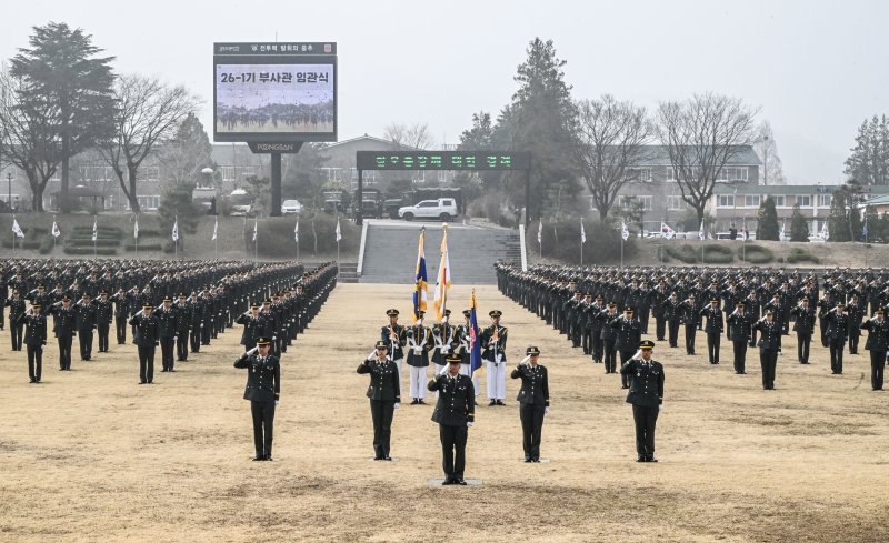 26일 전북 익산 육군부사관학교에서 열린 육군 26-1기 신임부사관들이 임관식에서 경례하고 있다. 육군 제공