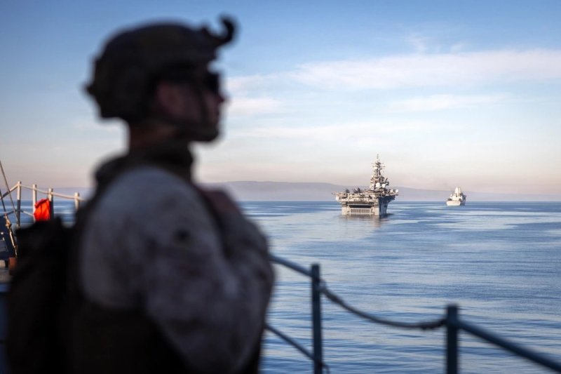 지난달 27일(현지시간) 태평양상에서 미 해병대 제11해병 원정대(MEU) 소속 제3대대 5해병 상륙팀 대원이 훈련 중 주변 해역을 관찰하고 있다. 미 국방부 시각정보 배포 서비스(DVIDS라)
