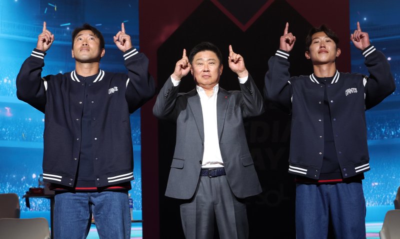 "가을 점퍼? 날씨 쌀쌀하니 당장 사서 입으세요"... 현장 초토화시킨 김태형 감독의 '미친 입담'