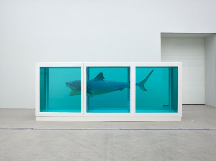 데이미언 허스트의 대표작 '살아있는 자의 마음 속 죽음의 물리적 불가능성'