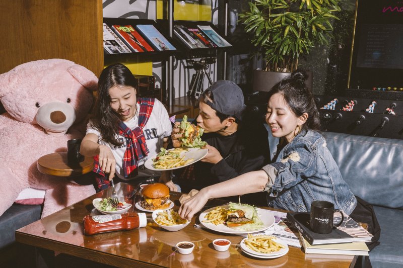 목시 서울 명동 바 목시 10달러 버거 이미지 각사 제공