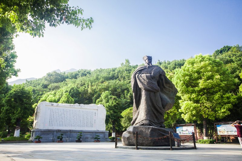 백제성에 있는 제갈량 동상과 출사표비