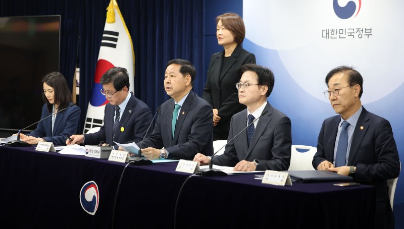 [서울=뉴시스] 김선웅 기자 = 구윤철 부총리 겸 재정경재부 장관이 26일 서울 종로구 정부서울청사에서 관계부처와 합동브리핑을 열고 중동 전쟁에 따른 비상경제 대응방안을 발표하고 있다.왼쪽부터 김진아 외교부 2차관, 김성환 기후에너지환경부 장관, 구윤철 부총리, 김정관 산업통상부 장관, 김윤덕 국토교통부 장관. 2026.03.26. mangusta@newsis.com