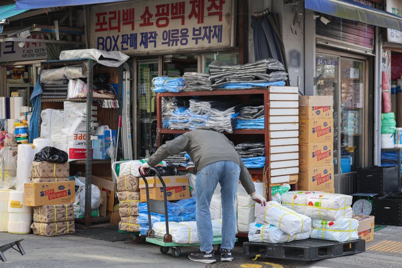 [서울=뉴시스] 권창회 기자 = 26일 서울 중구 방산시장 내 비닐 가게에 관계자가 비닐을 정리하고 있다. 중동사태 여파로 석유화학 연료인 나프타 수급 차질이 생기면서 종량제봉투를 비롯한 비닐봉투, 포장용기 등 다양한 1회용품 포장재 품귀 우려가 커지고 있다. 이에 정부는 27일부터 나프타 수출통제를 실시한다. 2026.03.26. kch0523@newsis.com